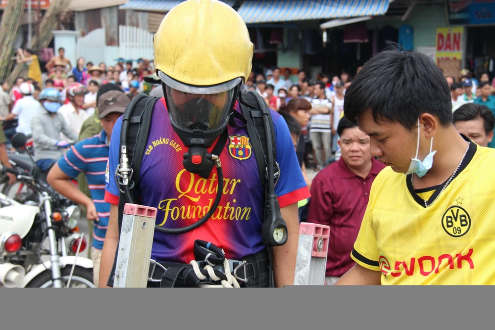Do dưới cống thiếu ô xy nên người nhái phải đeo bình ôxy khi làm việc - Ảnh: Bá Sơn
