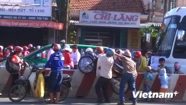 Vạn người đổ về Đại Nam khiến đại lộ Bình Dương tê liệt, CSGT ngất xỉu ảnh 1