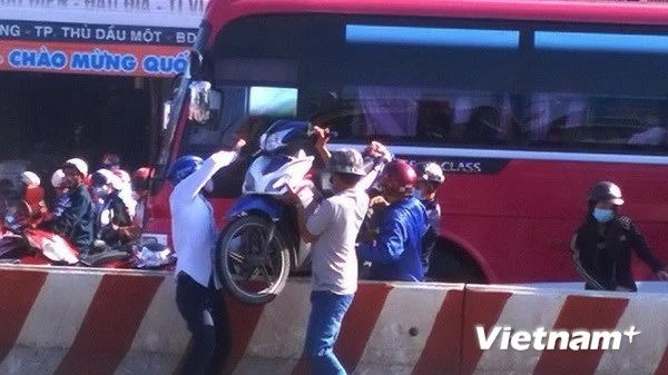 Vạn người đổ về Đại Nam khiến đại lộ Bình Dương tê liệt, CSGT ngất xỉu ảnh 2