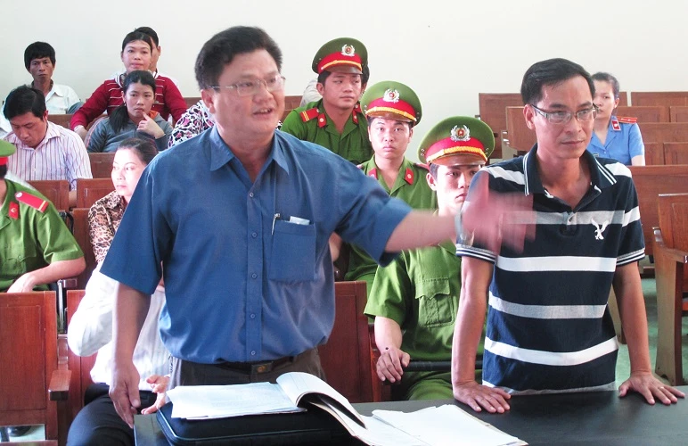 Sếp công an hầu tòa vì cấp dưới khám ngực phụ nữ sai luật ảnh 5 Sếp công an hầu tòa vì cấp dưới khám ngực phụ nữ sai luật ảnh 5