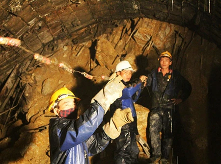 Thông thêm đường ống 60mm, hút nước trong khoang hầm sập