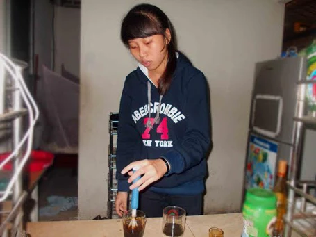 Em Trịnh Thị Minh Đông&nbsp;làm thêm sau giờ học