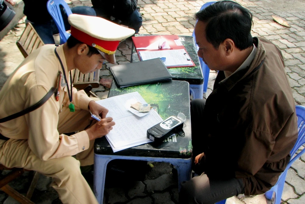 Một trường hợp vi phạm nồng độ cồn bị lập biên bản. Chưa đầy 2 ngày ra quân, PC67 Đà Nẵng lập biên bản hơn chục trường hợp vi phạm.