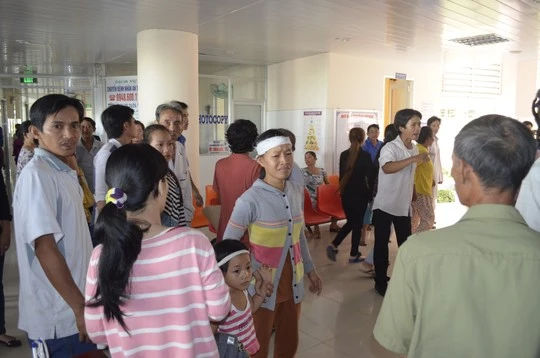 Vợ anh Sang mang theo hai con nhỏ xông vào bệnh viện