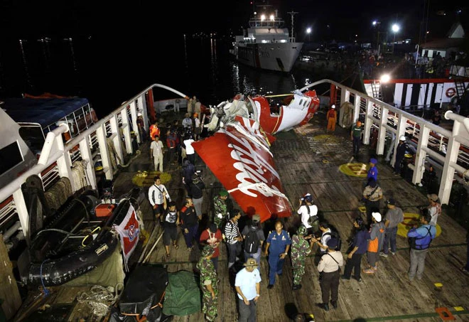Phần đuôi của máy bay AirAsia QZ8501 trên boong tàu Crest Onyx, một ngày sau khi được trục vớt lên khỏi đáy biển Java.