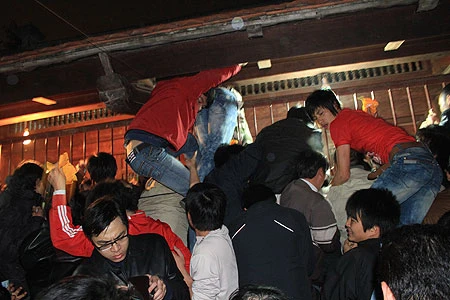 Toàn cảnh lễ hội và những 'biến dạng nguy hiểm' ảnh 7