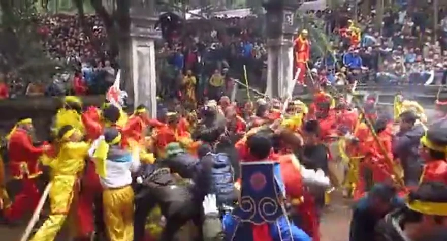 Toàn cảnh lễ hội và những 'biến dạng nguy hiểm' ảnh 1