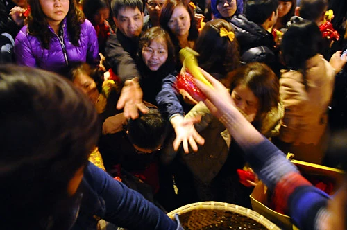 Toàn cảnh lễ hội và những 'biến dạng nguy hiểm' ảnh 5