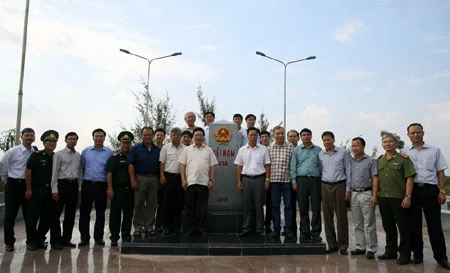 Phó Thủ tướng Phạm Bình Minh thăm vị trí cắm mốc số 314 - mốc giới cuối cùng trên tuyến biên giới đất liền Việt Nam-Campuchia. Ảnh: VGP/Hải Minh