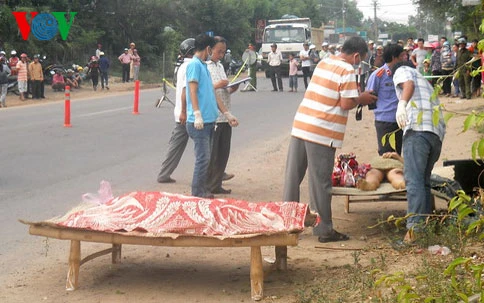 Ô tô bỏ chạy sau khi gây tai nạn, 2 mẹ con chết tại chỗ ảnh 1