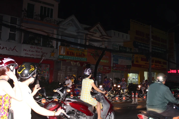 Cây cổ thụ bị gió thổi bật gốc, người đi đường tháo chạy ảnh 9