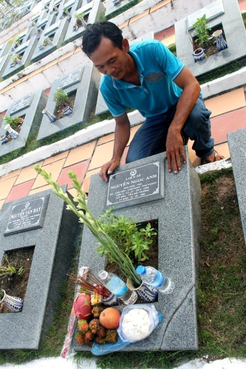 Tìm được mộ cha sau 35 năm Công dân Trường SaNguyễn Ngọc Hải đã tìm được cha mình. Anh Nguyễn Ngọc Hải (40 tuổi), sau nhiều năm lập nghiệp ở thị trấn Trường Sa, huyện đảo Trường Sa (Khánh Hoà), vừa trở về đất liền. Và sau 35 năm tìm mộ bố, liệt sĩ Nguyễn Ngọc Anh (sinh 1955), hy sinh năm 1980 tại chiến trường K, anh mới biết bố mình được chôn cất tại nghĩa trang liệt sĩ tỉnh Bình Dương. Được sự giúp đỡ của Chi hội nghĩa Tình Người Lính, anh đã cất bốc hài cốt cha mình đưa về quê. Vì huyện Cam Lâm, tỉnh Khánh Hòa chưa có nghĩa trang liệt sĩ, nên gia đình anh xin phép chính quyền được an táng cha anh cạnh phần mộ của ông bà nội tại xã Cam Thành Bắc, huyện Cam Lâm.