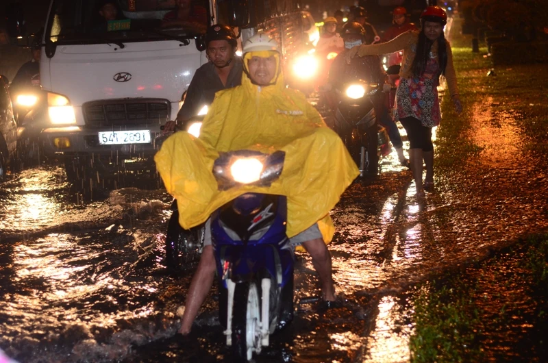 Sài Gòn lại ngập nặng sau cơn mưa lớn ảnh 8