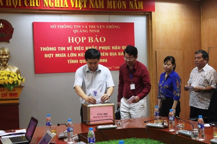 Hỗ trợ 50 triệu đồng đối với những gia đình có nhà bị sập, đồng thời huy động cơ quan chức năng liên quan giúp đỡ người dân sớm ổn định cuộc sống sau lũ. Tính đến chiều ngày 29-7, đã có 44 đơn vị ủng hộ đồng bào bão lụt 25 tỷ 582 triệu đồng. Lãnh đạo cơ quan, đơn vị, doanh nghiệp ủng hộ đồng bào bão lụt. Ảnh: Đ. TRUNG