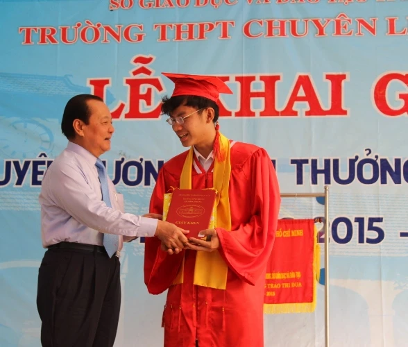 Trường chuyên Lê Hồng Phong hân hoan khai giảng năm học mới ảnh 4