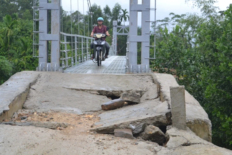 Khắc phục xong sự cố cầu treo 3 tỉ mới xây đã hỏng ảnh 4