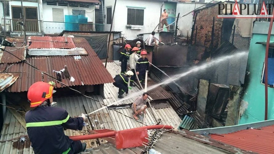 Lời giải của người phụ nữ quỳ lạy trong đám cháy ảnh 2