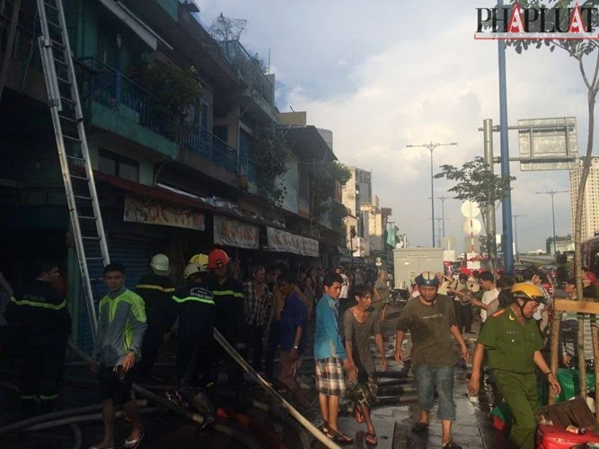 Lời giải của người phụ nữ quỳ lạy trong đám cháy ảnh 4