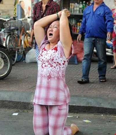 Lời giải của người phụ nữ quỳ lạy trong đám cháy ảnh 1