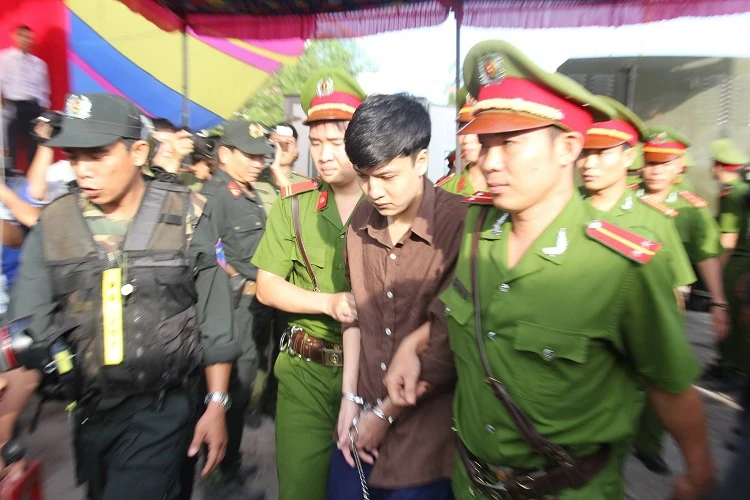 Chùm ảnh: Toàn cảnh phiên tòa xét xử trọng án thảm sát Bình Phước ảnh 11