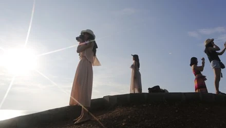 Nhiều bạn trẻ không muốn lập gia đình vì sợ ràng buộc trách nhiệm. Ảnh: Hồng Vĩnh.