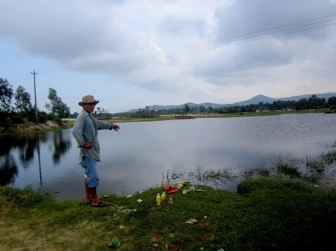 Bé gái rơi xuống hố khai thác quặng tử vong ảnh 1