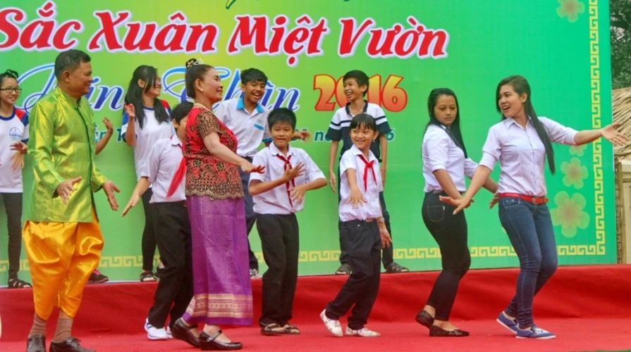 Rộn ràng khai hội ‘Sắc Xuân miệt vườn năm 2016’ ảnh 5