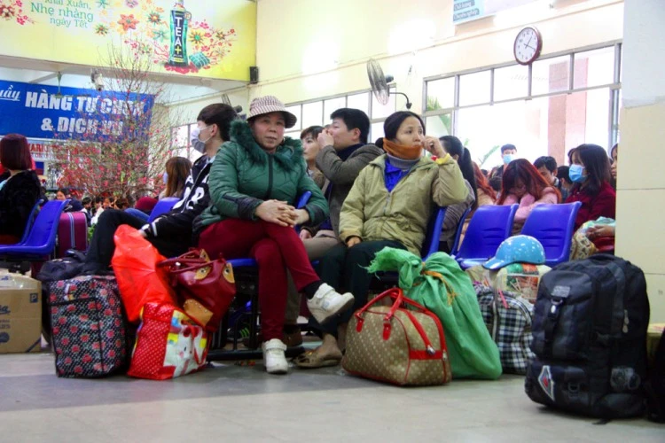 Bến xe Mỹ Đình ‘gồng mình’ đón tết ảnh 4