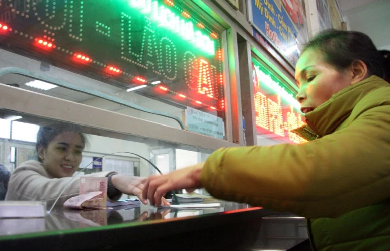 Bến xe Mỹ Đình ‘gồng mình’ đón tết ảnh 5