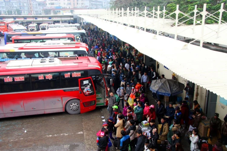 Bến xe Mỹ Đình ‘gồng mình’ đón tết ảnh 13