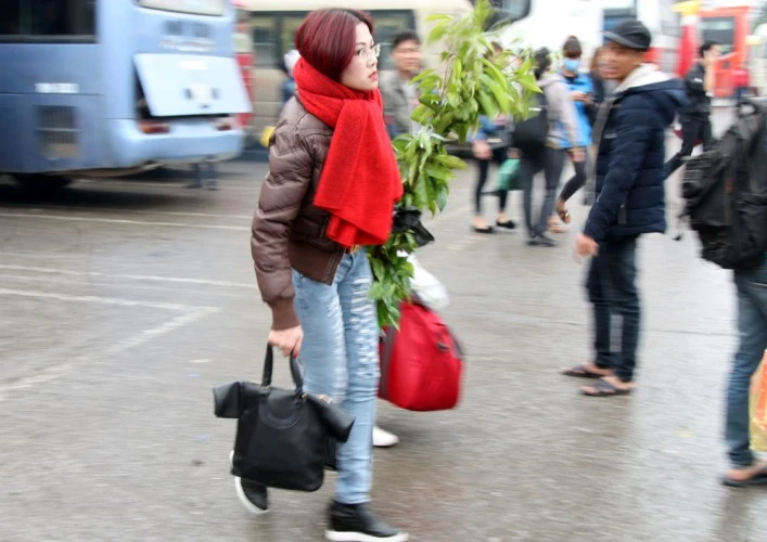 Bến xe Mỹ Đình ‘gồng mình’ đón tết ảnh 9