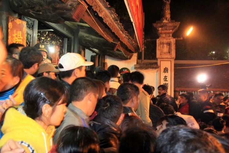 Dân ùn ùn cướp lộc sau giờ khai ấn đền Trần ảnh 17