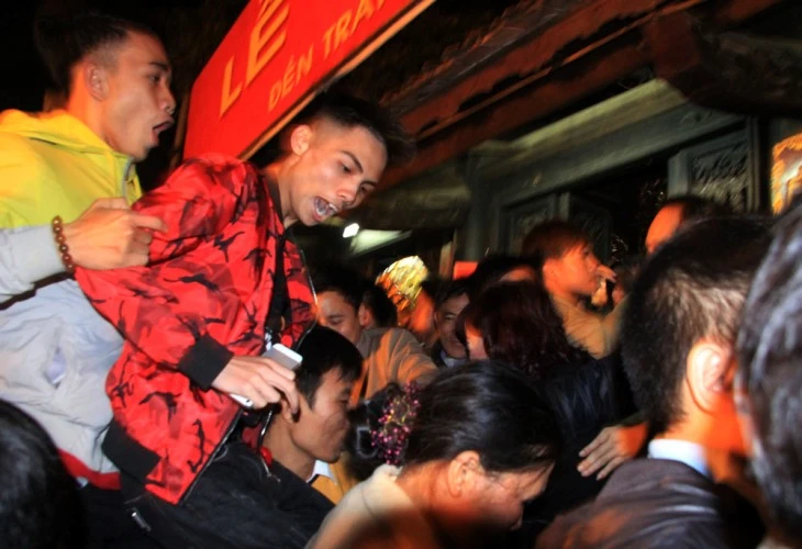 Dân ùn ùn cướp lộc sau giờ khai ấn đền Trần ảnh 14