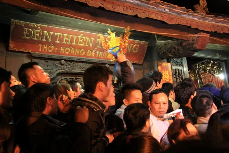 Dân ùn ùn cướp lộc sau giờ khai ấn đền Trần ảnh 12