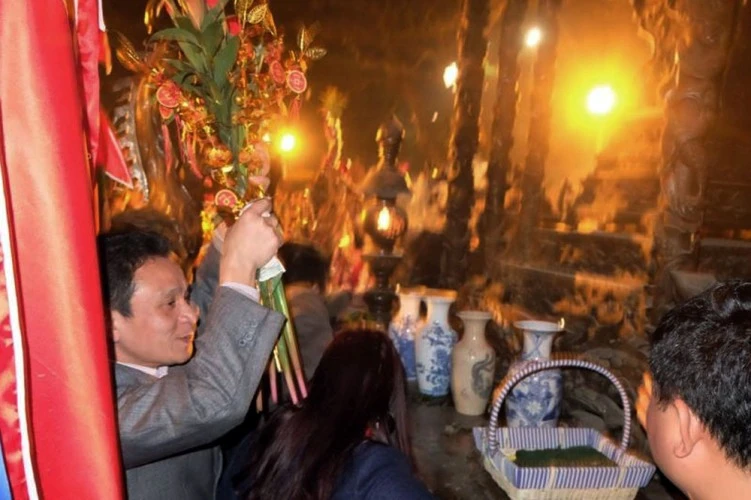 Dân ùn ùn cướp lộc sau giờ khai ấn đền Trần ảnh 19