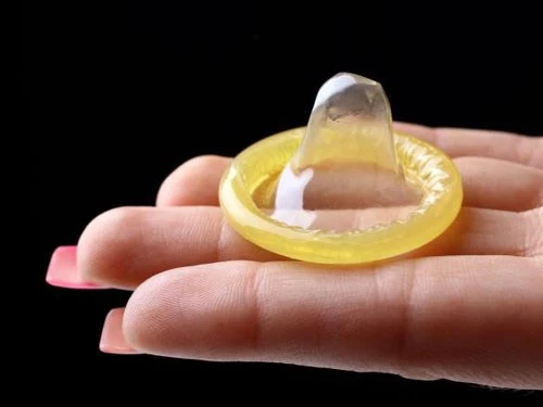 Làm gì khi chàng nói không với “áo mưa” ảnh 2