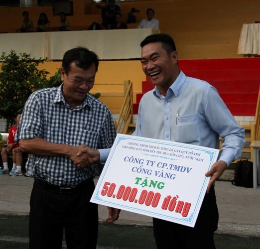 Đá bóng gây quỹ giúp dân nghèo ảnh 6