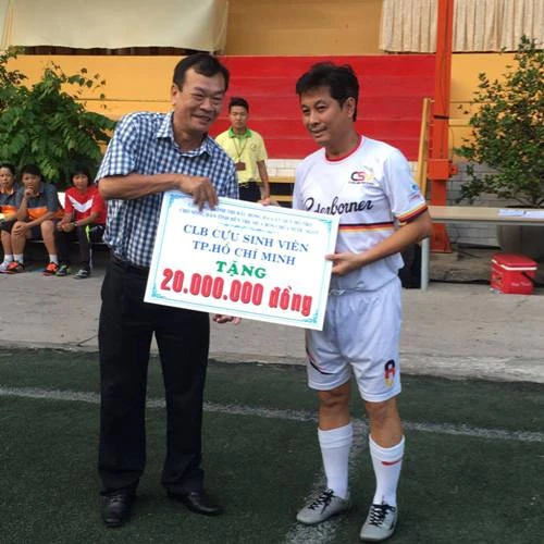Đá bóng gây quỹ giúp dân nghèo ảnh 8