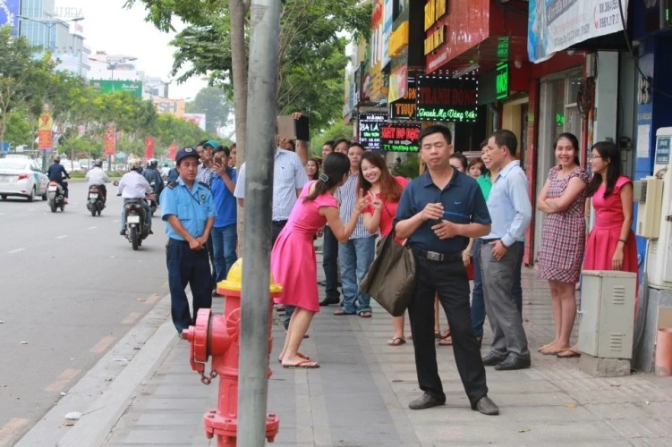 Tổng thống Obama kết thúc ngày làm việc đầu tiên tại TP.HCM ảnh 71