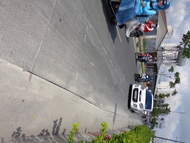 Chuyên gia phân tích những vết nứt 'lạ' trên đường Phạm Văn Đồng ảnh 1