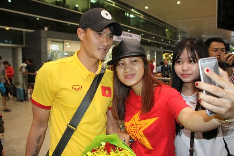 Hơn 10 CĐV đón đội tuyển Việt Nam ảnh 1