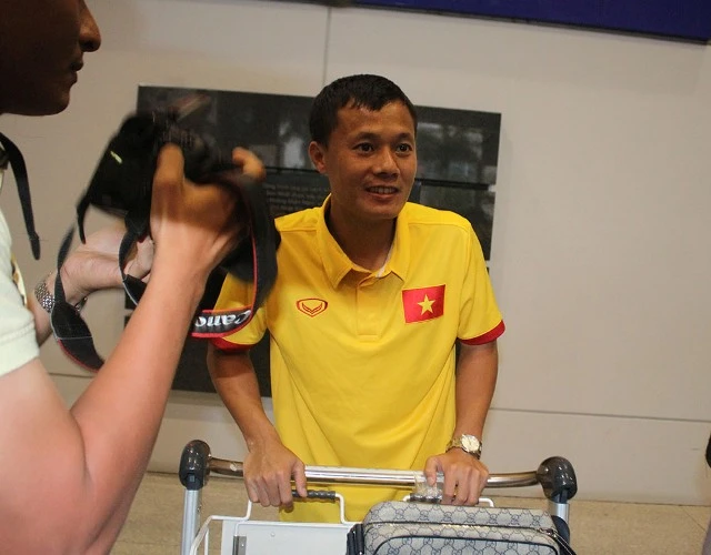 Hơn 10 CĐV đón đội tuyển Việt Nam ảnh 3