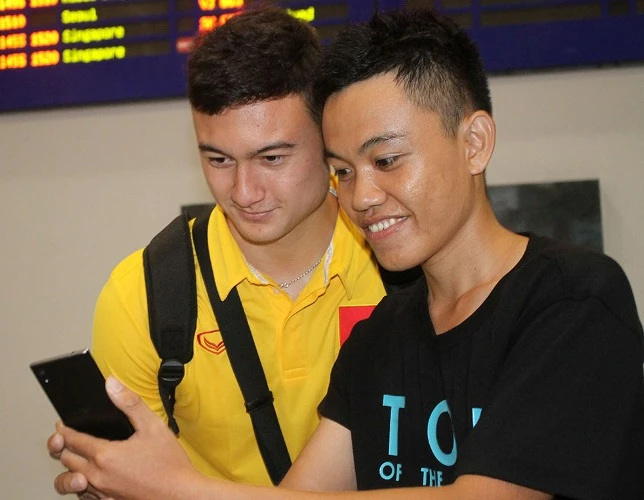 Hơn 10 CĐV đón đội tuyển Việt Nam ảnh 4