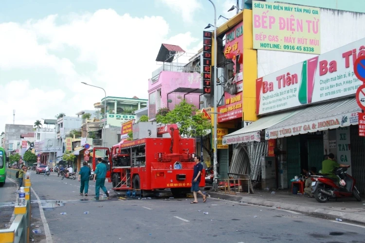 Toàn cảnh vụ cháy lớn giữa đêm ở quận Tân Phú ảnh 2