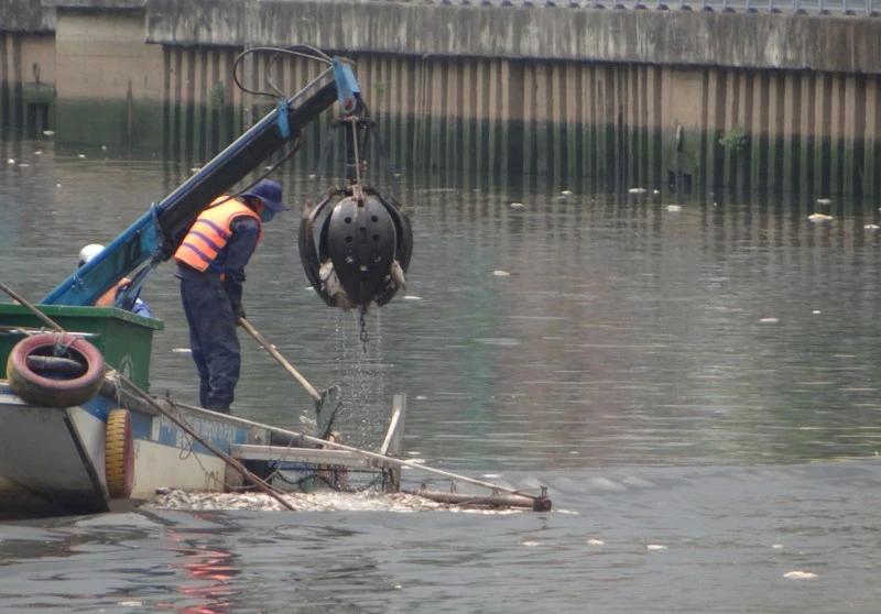 chiếc máy cạp cá giúp thu gom rác trên sông