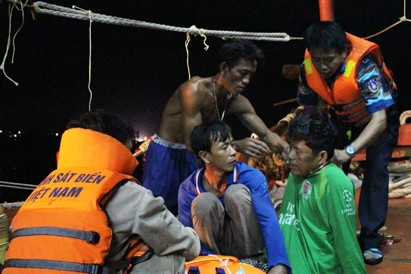 Cảnh sát biển đưa các nạn nhân bị thương vào bờ để chuyển đến bệnh viện