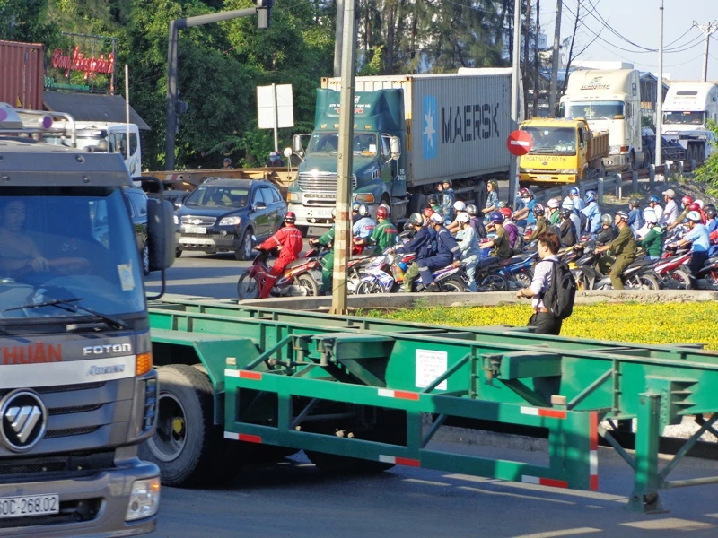 Kẹt xe ở vòng xoay Mỹ Thủy