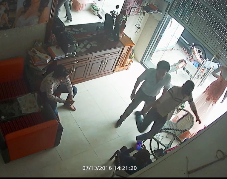 táo tợn đánh người