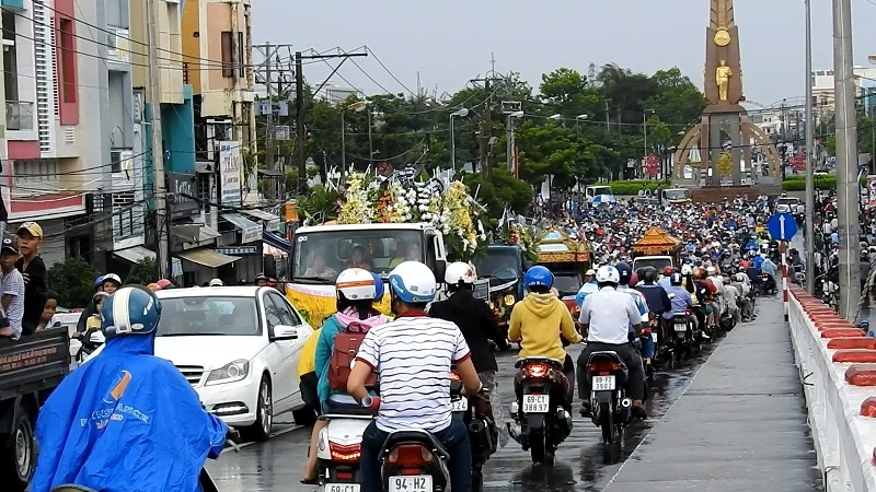 Hàng ngàn người đưa tiễn gia đình 6 người tử nạn trong đám cháy ảnh 1