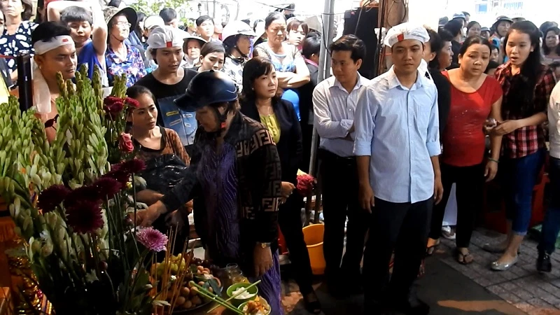 Hàng ngàn người đưa tiễn gia đình 6 người tử nạn trong đám cháy ảnh 2